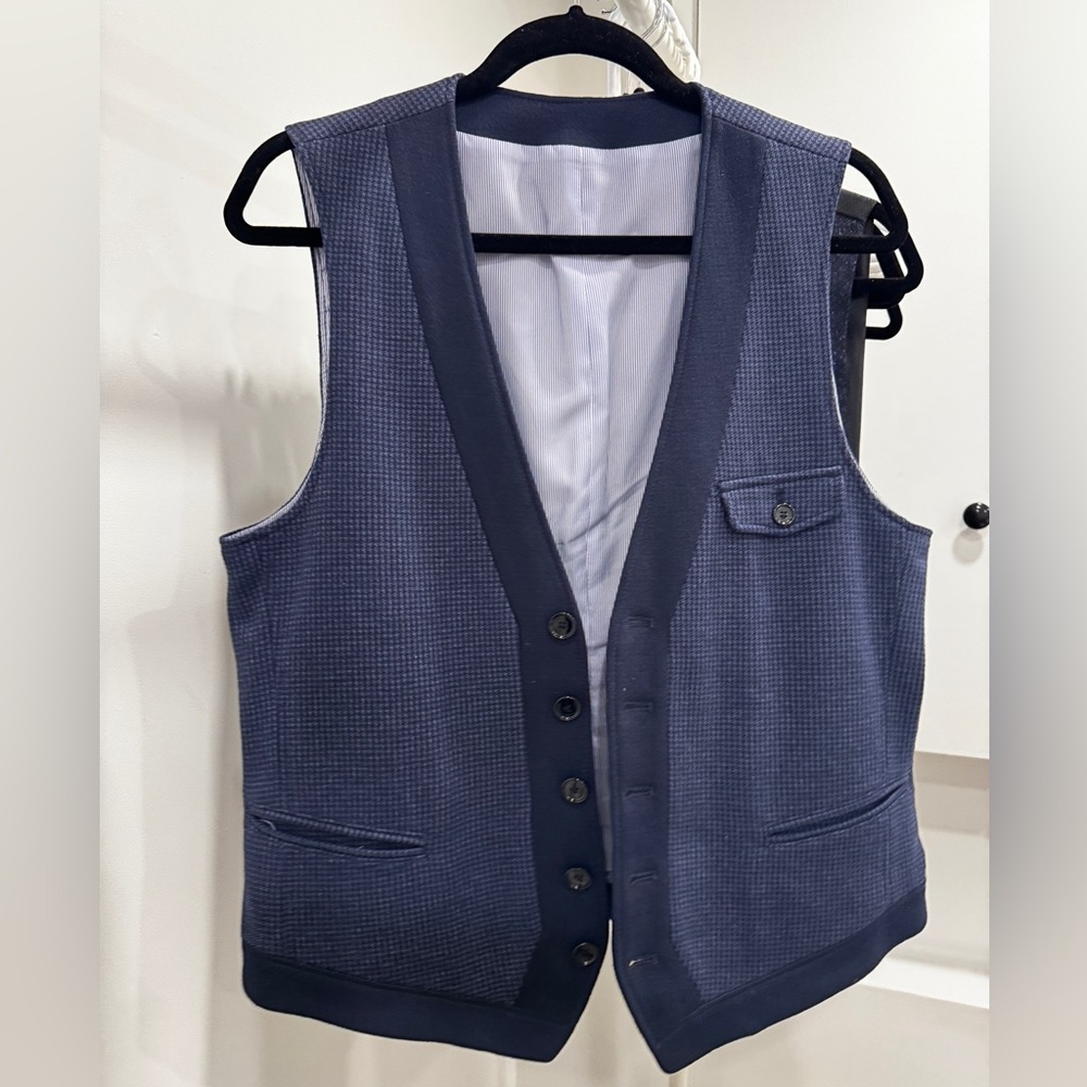 Hugo Boss soft knit like vest. Wrinkle free. Best for travel. Size small